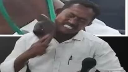 வாக்குறுதிகளை நிறைவேற்ற முடியவில்லை: தன்னைத்தானே செருப்பால் அடித்துக் கொண்ட கவுன்சிலர்!