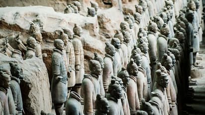 ടെറാക്കോട്ട സൈന്യം വെളിപ്പെട്ടിട്ടും ഇന്നും അജ്ഞാതമായി തുടരുന്ന ആദ്യ ചൈനീസ് ചക്രവര്ത്തിയുടെ ശവകൂടീരം