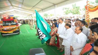 హైద్రాబాద్లో 108, అమ్మఒడి వాహనాలు: ప్రారంభించిన సీఎం కేసీఆర్