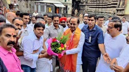 మహారాష్ట్రలో కేసీఆర్ టూర్: కొల్హాపూర్ మహాలక్ష్మి అంబాబాయి ఆలయంలో ప్రత్యేక పూజలు