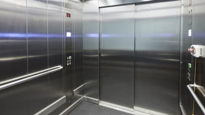 எவ்வளவு கத்தியும் யாருக்கும் கேட்கவில்லை.. லிப்டுக்குள் ஏற்பட்ட கொடூரம் - 6 வயது மகளை தவிக்கவிட்டு சென்ற தாய்!