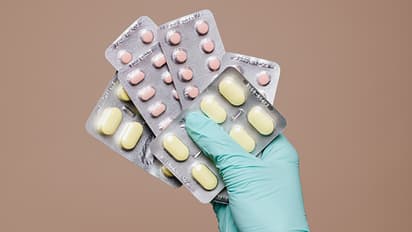 மாத்திரை வாங்கும்போது இதை கவனிச்சீங்களா? நடுநடுவே இடைவெளி இருப்பதற்குக் என்ன காரணம் தெரியுமா?