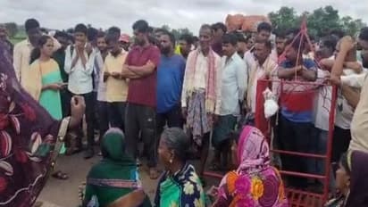 ಬಾಗಲಕೋಟೆ: ಸ್ಮಶಾನದ ಜಾಗಕ್ಕೆ ಬೀದಿಗಿಳಿದ ಗ್ರಾಮಸ್ಥರು..!