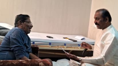 எழுந்து வா இமயமே.. கவிதை தொடுத்து பாடிக்காட்டிய வைரமுத்து - மெய்மறந்து கேட்டு ரசித்த இயக்குனர் இமயம்!