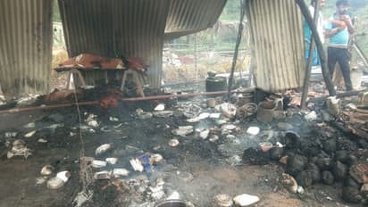 ಮನೆ ಮಾಲೀಕನ ಅಂತ್ಯಸಂಸ್ಕಾರಕ್ಕೆ ತೆರಳಿದ್ದ ವೇಳೆ ಸಿಲಿಂಡರ್ ಸ್ಪೋಟ: ಮನೆ ಧ್ವಂಸ