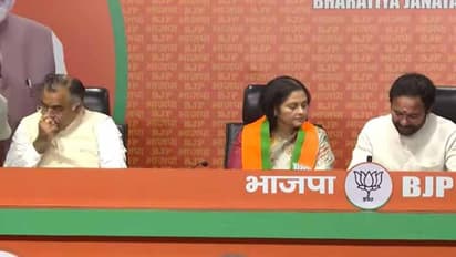 బీజేపీలో చేరిన జయసుధ: పార్టీ సభ్యత్వాన్ని అందించిన తరుణ్ చుగ్