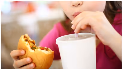 ശ്രദ്ധിക്കൂ, കുട്ടികൾക്ക് സ്ഥിരമായി ജങ്ക് ഫുഡ് നൽകിയാൽ...