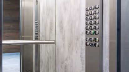 കനത്ത മഴയും കാറ്റും, വൈദ്യുതി നിലച്ച് 8 വയസുകാരൻ ലിഫ്റ്റിൽ കുടുങ്ങി; കരച്ചിൽ കേട്ട് അച്ഛൻ കുഴഞ്ഞുവീണ് മരിച്ചു