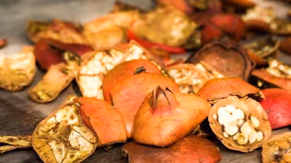 5 incredible benefits of Pomegranate Peels for Sore Throat