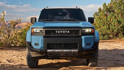 "ആരംഭിക്കലാമാ.." ലാൻഡ് ക്രൂയിസർ പ്രാഡോ; കിടുക്കൻ റെട്രോ ഡിസൈനുമായി ഇന്നോവയുടെ വല്ല്യേട്ടൻ നിരത്തില്‍