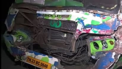 கண்ணிமைக்கும் நேரத்தில் பயங்கரம்.. லாரி மீது மோதிய தனியார் பேருந்து.. 15 பேருக்கு நேர்ந்த சோகம்.!