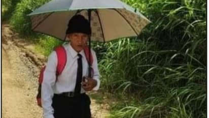 യൂണിഫോം ധരിച്ച് സ്കൂളിലേക്ക് നടക്കുന്ന ഈ ഒന്‍പതാം ക്ലാസുകാരന് പ്രായം 78; വെറുതെയല്ല ഈ പ്രായത്തിൽ പഠിക്കുന്നത്