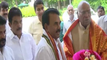 కాంగ్రెస్లో చేరిన జూపల్లి కృష్ణారావు సహా పలువురు: కండువా కప్పి ఆహ్వానించిన ఖర్గే