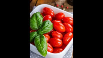 Health Tips : സ്കിൻ ഭംഗിയായും ആരോഗ്യത്തോടെയും ഇരിക്കാൻ കഴിക്കേണ്ട ഭക്ഷണങ്ങള്‍...