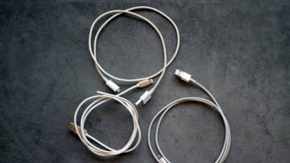 சார்ஜர் ஒயரால் கணவனின் கழுத்தை இறுக்கி துடிதுடிக்க கொன்ற மனைவி.. என்ன காரணம் தெரியுமா?