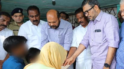 ആലുവയിൽ കൊല്ലപ്പെട്ട അഞ്ചു വയസുകാരിയുടെ കുടുംബത്തിന് 10 ലക്ഷം കൈമാറി; 'അന്വേഷണം കുറ്റമറ്റ രീതിയിൽ മുന്നോട്ട്'