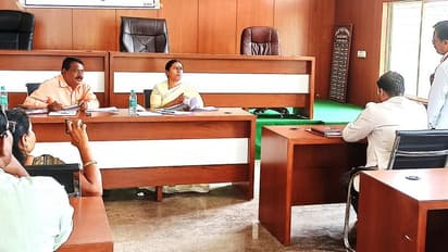 ಜನರನ್ನು ಲಂಚಕ್ಕಾಗಿ ಪೀಡಿಸುತ್ತಿರಲ್ಲ, ನಿಮಗೆ ಮರ್ಯಾದೆ ಇದೆಯೇ: ಅಧಿಕಾರಿಗಳಿಗೆ ಶಾಸಕಿ ರೂಪಕಲಾ ತರಾಟೆ