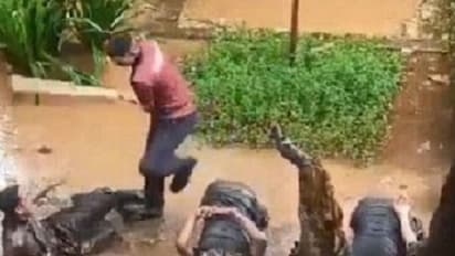 ಮಳೆಯ ನಡುವೆ ತರಬೇತಿ ಪಡೀತಿದ್ದ NCC ಕೆಡೆಟ್ಗಳ ಮೇಲೆ ಅಮಾನುಷವಾಗಿ ಥಳಿಸಿದ ಹಿರಿಯ ವಿದ್ಯಾರ್ಥಿ: ವಿಡಿಯೋ ವೈರಲ್