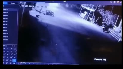 ஆம்பூர் அருகே அசுர வேகத்தில் மோதிக்கொண்ட இருசக்கர வாகனங்கள்; 2 பேர் பலி, 3 பேர் கவலைக்கிடம்