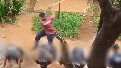 ചളിയിൽ തല കുമ്പിട്ടിരുത്തി, വടി വച്ച് ജൂനിയർ കേഡറ്റുമാരെ പൊതിരെ തല്ലി സീനിയര്‍; എൻസിസി പരിശീലനത്തിനിടെ ക്രൂരത