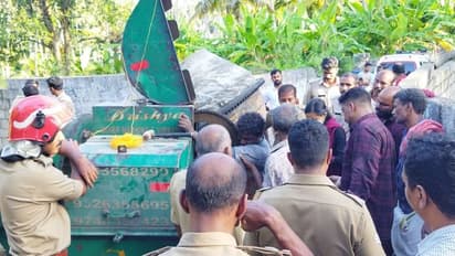 കോൺക്രീറ്റ് മിക്സർ വൃത്തിയാക്കുന്നതിനിടെ ചെയിൻ കറങ്ങി, തൊഴിലാളിയുടെ കൈ ചതഞ്ഞരഞ്ഞു; ഡോക്ടറെത്തി മുറിച്ചുമാറ്റി