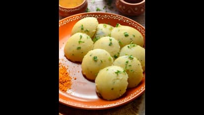 ஆஹா...சுடச் சுட ருசியான காஞ்சிபுரம் இட்லி ரெடி, நிமிடத்தில் செய்து அசத்தலாம்!!