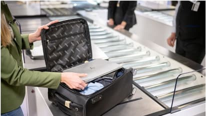 വിദേശത്ത് നിന്ന് വരുമ്പോള് ഇനി ലാപ്ടോപ്പോ ടാബോ കൊണ്ട് വരാമോ? നിയന്ത്രണങ്ങൾ എങ്ങനെ ബാധിക്കുമെന്ന് അറിയാം