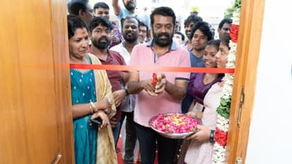 சீடரின் தயாரிப்பு நிறுவனம்.. நேரில் சென்று திறந்து வைத்த "குரு" இயக்குனர் வசந்த் - சில சிறப்பான கிளிக்ஸ்!