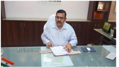 പൊളിഞ്ഞ റോഡിനെ കുറിച്ച് കൗൺസിലറുടെ പരാതി, പൊട്ടിത്തെറിച്ച് കളക്ടർ; സംഭവം തെങ്കാശിയിൽ 