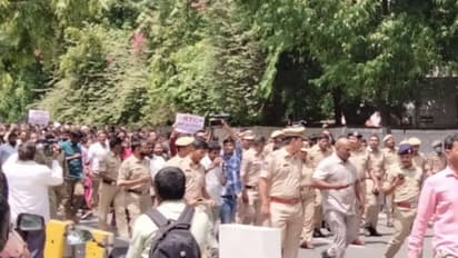 రాజ్భవన్ ముందు బైఠాయించి ఆర్టీసీ కార్మికుల నిరసన.. చర్చల కోసం 10 మందిని లోనికి అనుమతి..