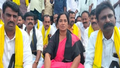 మాజీ మంత్రి పరిటాల సునీతను అరెస్ట్ చేసిన పోలీసులు..