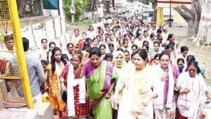 ರಾಜ್ಯದಲ್ಲಿ ಕಾಂಗ್ರೆಸ್ ಅಧಿಕಾರಕ್ಕೆ: ಚಾಮುಂಡಿಬೆಟ್ಟದ ಮೆಟ್ಟಿಲು ಹತ್ತಿ ಹರಕೆ ತೀರಿಸಿದ ಮಹಿಳಾ ಕಾಂಗ್ರೆಸ್!