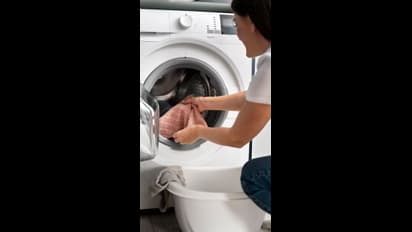 వాషింగ్ మెషిన్ లో దుస్తులు ఉతుకుతున్నారా? ఈ హ్యాక్ తో మీ దుస్తులు మెరిసిపోతాయి..!