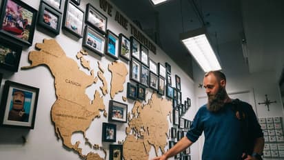 വിമാനമുപയോഗിക്കാതെ ഭൂഗോളത്തിലെ മുഴുവൻ രാജ്യങ്ങളും സന്ദർശിച്ചു; 10 വർഷത്തിന് ശേഷം യുവാവ് സ്വന്തം വീട്ടിൽ!