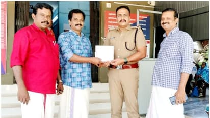 പണമെടുക്കാൻ എത്തിയപ്പോൾ ദാ കിടക്കുന്നു എടിഎമ്മിൽ 9000 രൂപ!, സിപിഎം ലോക്കൽ സെക്രട്ടറി ചെയ്തത്...   