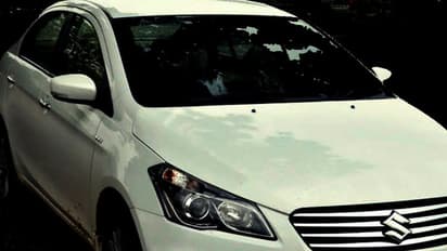 കൂരിരുളില് ദുരൂഹമായൊരു മാരുതി സിയാസ്,ഫോണ് വിളിച്ച എംവിഡി ആദ്യം ഞെട്ടി,നമ്പര് കേട്ടപ്പോള് ഉടമകളും!