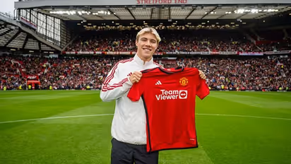 Manchester United secure €75M transfer of Danish striker Rasmus Højlund from Atalanta