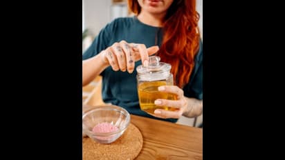 குளிர்காலத்தில் முகத்தில் தேன் தடவுவதால் கிடைக்கும் அற்புத நன்மைகள் இதோ!