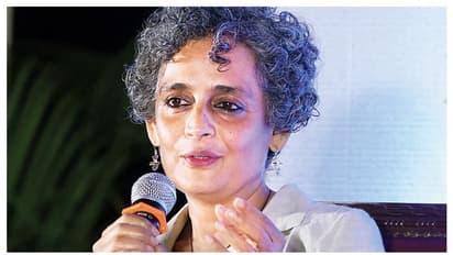 മണിപ്പൂരിലേത് ആഭ്യന്തര കലാപമല്ല, വംശീയ ഉന്മൂലനം: അരുന്ധതി റോയ്