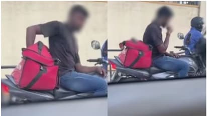 സിഗ്നലിൽ ബൈക്ക് നിർത്തി, കൈപോയത് പിന്നിലുള്ള ബാഗിലേക്ക്; ഡെലിവറിക്കുള്ള ഭക്ഷണം കഴിക്കുന്ന സൊമാറ്റോ ജീവനക്കാരൻ