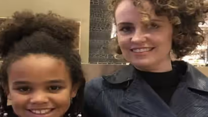 വെളുത്ത അമ്മയ്‍ക്ക് കറുത്ത കുട്ടി, യുവതിയേയും മകളേയും എയർപോർട്ടിൽ തടഞ്ഞ് പൊലീസ്