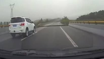 பேரழிவை ஏற்படுத்திய கனமழை.. மிகப்பெரிய  பள்ளத்தில் கவிழ்ந்த கார்.. அதிர்ச்சியளிக்கும் வீடியோ