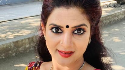 அட்ஜஸ்ட்மென்ட் டார்ச்சர் இப்படி தான் நடந்துருக்கு! விஜய் டிவி சீரியல் நடிகையிடம் நடுரோட்டில் அடிவாங்கிய நபர்?