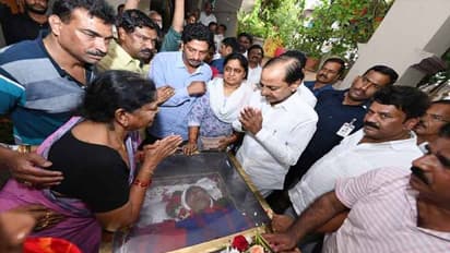 గద్దర్ పార్థీవదేహనికి నివాళి: కుటుంబ సభ్యులకు ధైర్యం చెప్పిన కేసీఆర్