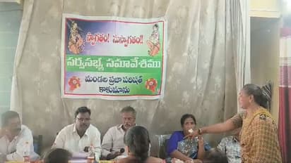 స్నానం చేస్తుండగా వీడియో తీసి వేధింపులు... అందరిముందే మహిళ ఆత్మహత్యాయత్నం