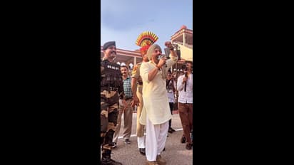 PHOTOS में देखिए कैसे बॉर्डर पर सनी देओल ने दिखा दी पाकिस्तान को उसकी औकात