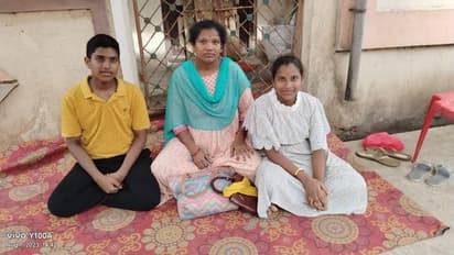 ఇద్దరు బిడ్డలతో కలిసి అత్తింటిముందు కూర్చుని... భర్త కోసం మహిళ ఆందోళన (వీడియో)