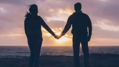 உங்கள் துணை உங்களை உண்மையிலேயே காதலிக்கிறாரா? - இந்த சில விஷயங்கள் உண்மையை காண்பித்துவிடும்!