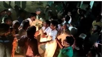 సత్తెనపల్లిలో వైసిపి, జనసేన నాయకుల బాహాబాహీ... తీవ్ర ఉద్రిక్తత (వీడియో)