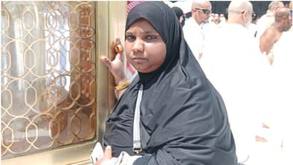 സ്വപ്നസാഫല്യം; നരകയാതനകള്‍ക്കൊടുവില്‍ ഫർഹാന ഉംറ നിർവഹിച്ചു